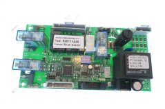 Elektronesch Plack mat zwee Displayen, engem Sat Relaisen an enger Rei Steckverbinder um Rand