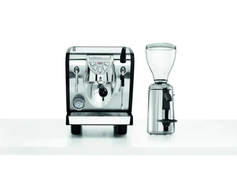 Pákový kávovar Nuova Simonelli Musica Standard AD z kategórie domácich kávovarov s dennou kapacitou 60 šálok kávy.