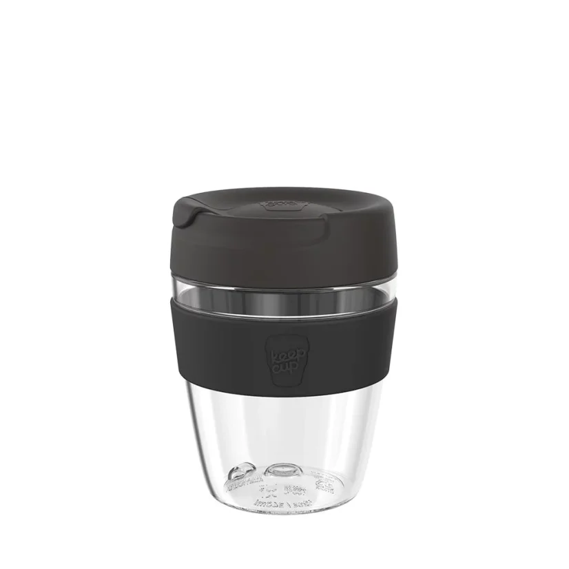 Kunststoff-Thermobecher KeepCup Kit mit schwarzem Deckel auf weißem Hintergrund