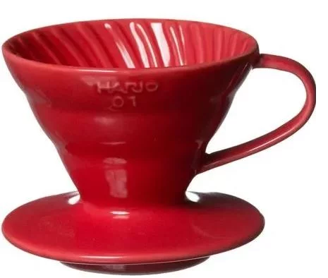 Červený keramický prekapávač Hario V60-02 VDC-02R s objemom 120-480 ml.