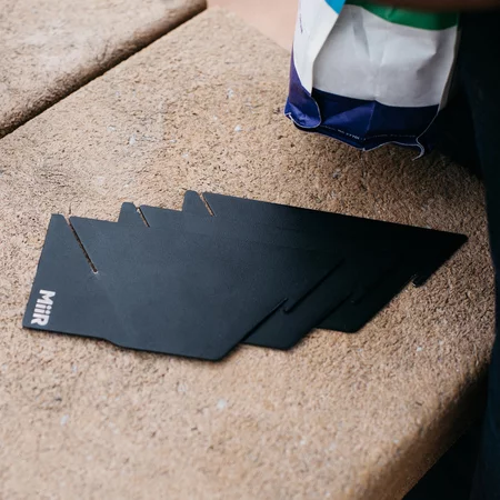 Filtre en métal pour café MiiR Pourigami Dripper dans une élégante couleur noire.