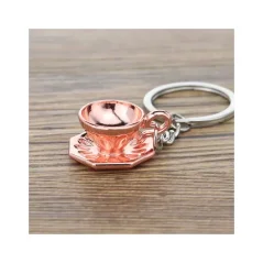 Rosa Kaffeetasse in Form eines Schlüsselanhängers ist ein tolles Geschenk für Kaffeeliebhaber.