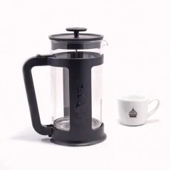 Musta Bialetti Smart French press, jonka tilavuus on 1000 ml ja joka on valmistettu laadukkaasta muovista.