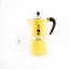 Bialetti Rainbow 6 de couleur jaune avec du café en arrière-plan