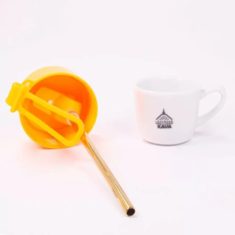 Detailansicht des Ausgusses einer Thermoskanne mit Kaffee im Hintergrund.