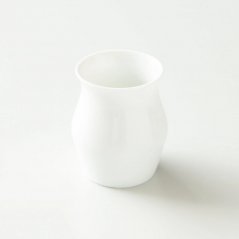 Tasse sensorielle Origami en porcelaine de couleur blanche.