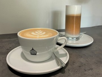 Latte Macchiato vs. cafe latte. Wéi sinn se anescht?
