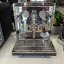 Dvojfarebný domáci pákový kávovar ECM Synchronika zdobený chrómom a čiernymi prvkami.