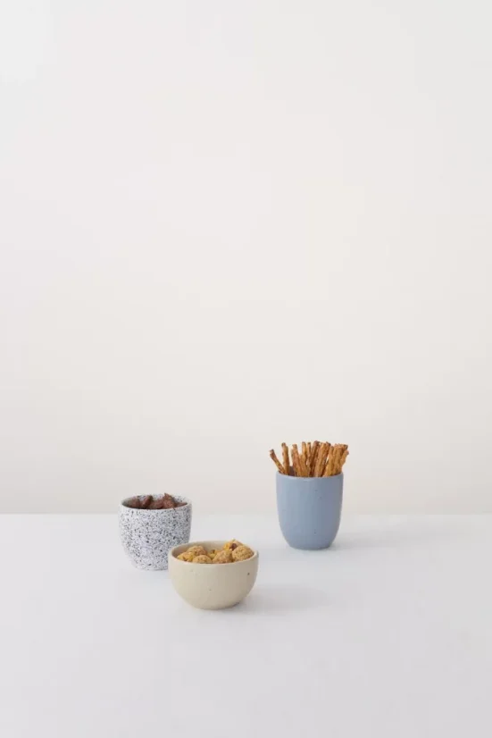 Trois tasses de différentes couleurs et tailles de la marque Aoomi.