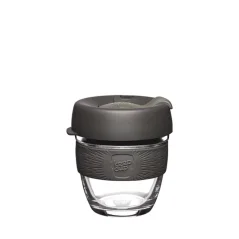 Gläserner Thermobecher mit einem Fassungsvermögen von 227 ml, grauem Deckel und grauem Gummihalter auf weißem Hintergrund.