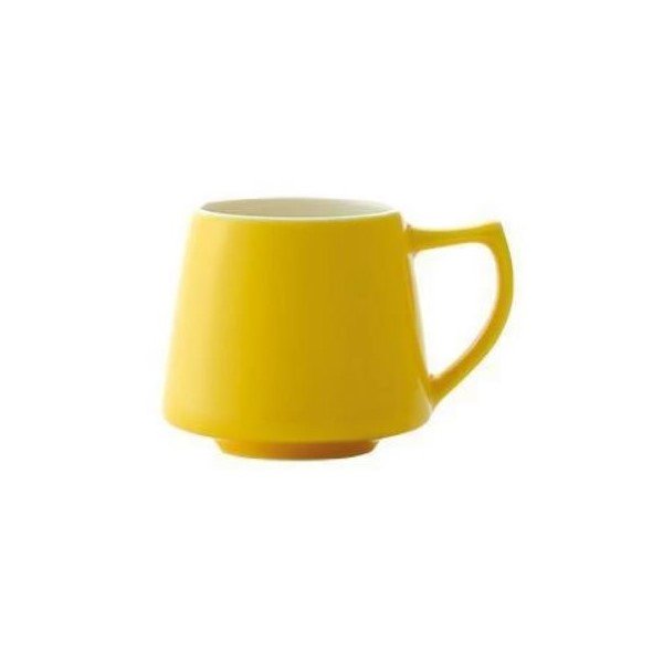 Tasse à café en porcelaine jaune.
