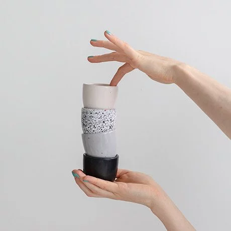 Mug en porcelaine grise Aoomi Haze 04 avec une capacité de 80 ml.