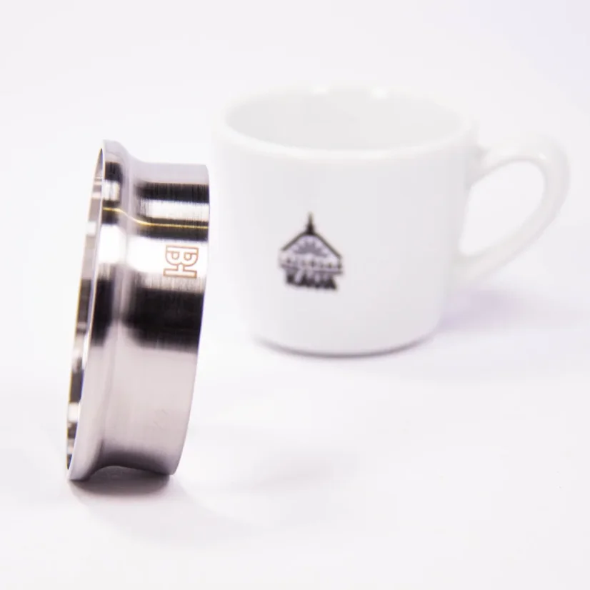 Barista Hustle The Ring avec du café.