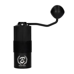Čierny ručný mlynček na kávu od Barista Space s mlecími kameňmi o veľkosti 40 mm pre presné mletie kávy.