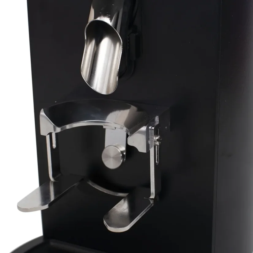 Espressový mlynček na kávu Mahlkönig E65S s integrovaným displejom pre ľahkú obsluhu.