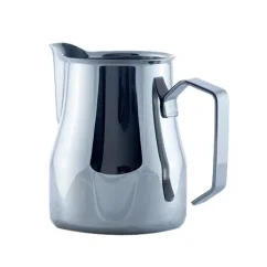 Gourde à lait Motta Europa d'une capacité de 500 ml, idéale pour les amateurs de café. Gourde à lait Motta Europa d'une capacité de 500 ml, idéale pour les amateurs de café.