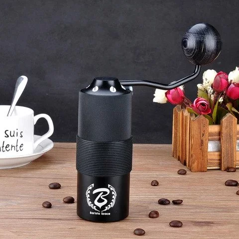 Schwarze Hand-Kaffeemühle von Barista Space, ideal für die Zubereitung von Filterkaffee.