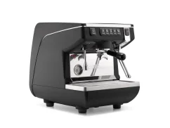 Professionellen Hebel-Kaffeeautomat Nuova Simonelli Appia Life 1GR a schwaarzer Faarf mat engem Kessel aus Koffer hiergestallt.