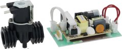 Elektromagnetesch Spärrventil mat schwaarzer Spull a metallenem Kierper niewent enger elektronescher Plack mat Klemmeleeschten a Kondensatoren