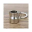 Porte-clé en forme de petite cafetière argentée est un cadeau idéal pour les amateurs de café.