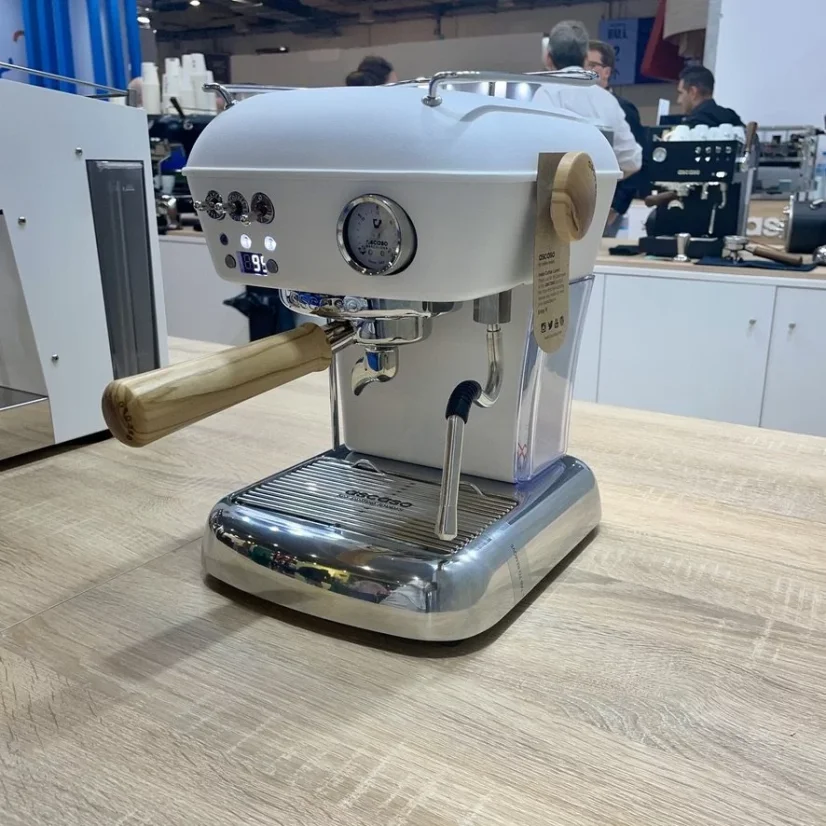 Máquina de café expresso doméstica compacta Ascaso Dream PID na cor Cloud White, ideal para cozinhas pequenas.