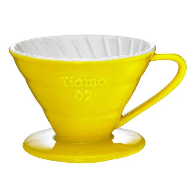 Žltý keramický dripper na kávu Tiamo V02 na bielom pozadí