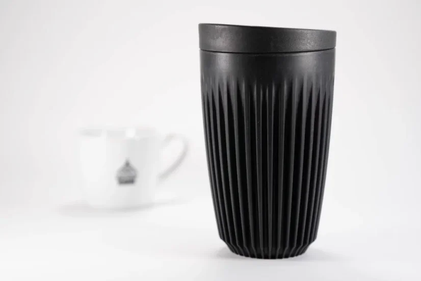 Huskee en color negro con taza de café de spa