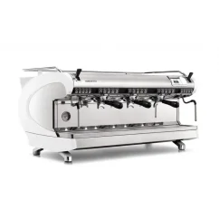 Profesionálny pákový kávovar Nuova Simonelli Aurelia Wave 3GR Digit v bielej farbe s tromi pákami pre rýchlu a efektívnu prípravu kávy. Profesionálny pákový kávovar Nuova Simonelli Aurelia Wave 3GR Digit v bielej farbe s tromi pákami pre rýchlu a efektívnu prípravu kávy.