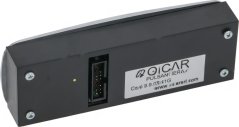 Récksäit vum Knäppchenpanel mat engem GICAR-Stecker a véier Montageschrauwen an den Ecken.