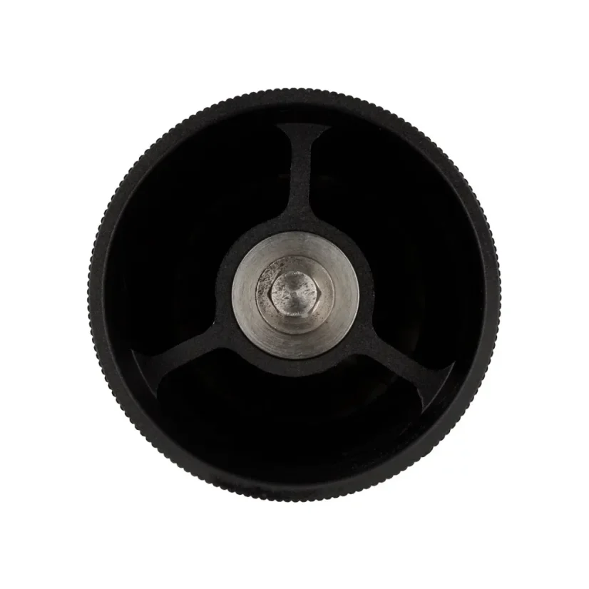 Ručný mlynček na kávu Barista Space v čiernej farbe, vyrobený z nehrdzavejúcej ocele, ideálny na prípravu čerstvo mletej kávy.