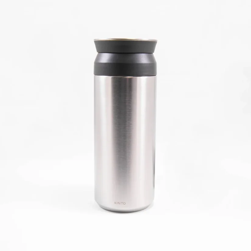 Thermobecher Kinto Travel Tumbler aus Edelstahl mit einem Volumen von 500 ml, spülmaschinenfest.