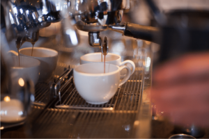 ¿Cómo se conecta la cafetera y qué hay que preparar para la conexión?