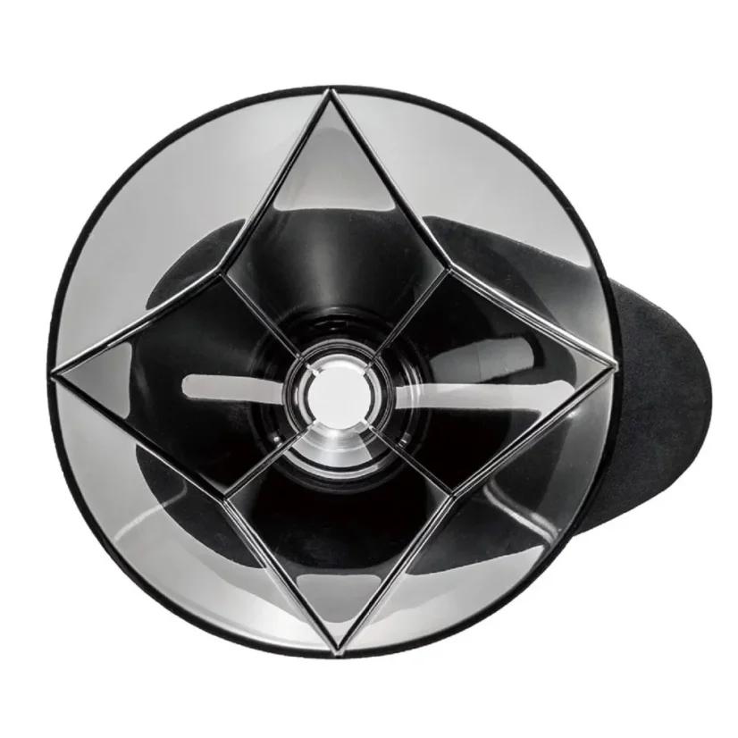 Presse à café en plastique noir Hario V60 One Pour Dripper Mugen, idéal pour préparer du café filtre.