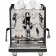 ECM Synchronika Kaffeemaschine, anthrazit mit Tassen auf der Heizung