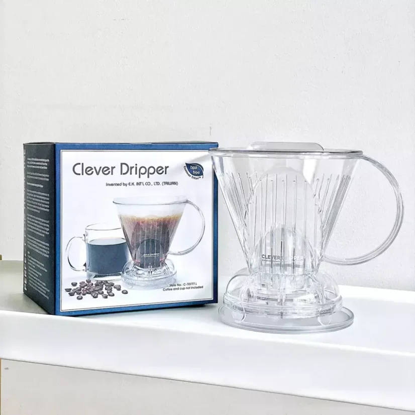 Plastic Clever dripper L with a capacity of 530 ml in a clear design, capable of brewing up to 3 cups of coffee.