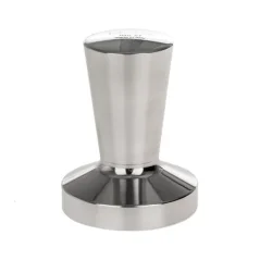 Ręczny ubijak do kawy Motta Easy Tamper w kolorze srebrnym o średnicy 57 mm. Ręczny ubijak do kawy Motta Easy Tamper w kolorze srebrnym o średnicy 57 mm.