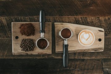 Schafft mat enger Tamper, wéi Dir de Kaffi richteg zämme kënnt