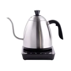 Bouilloire électrique argentée Brewista Smart Pour avec poignée noire sur fond blanc