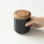 Récipient en porcelaine pour le café dans la main Récipient en porcelaine pour le café dans la main