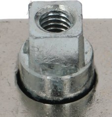 Detail vun der Schrauf mat Mutter a Metallënnerluegscheif op der Montageplack vum Scharnéier.
