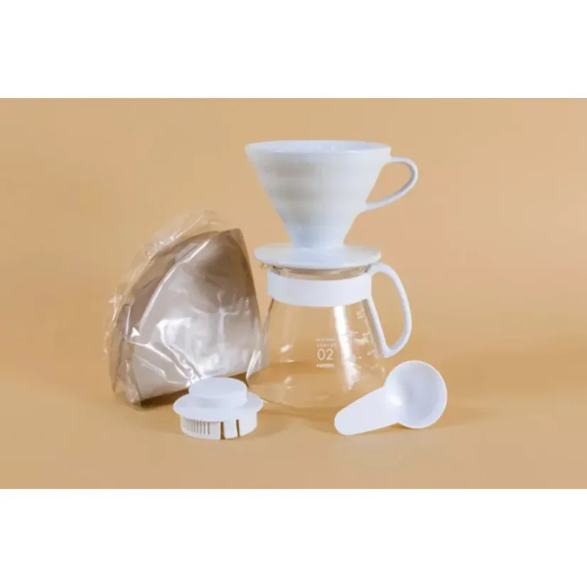 Le dripper en céramique Hario V60-02 est un élégant appareil qui permet de préparer jusqu'à 4 tasses de café à la fois.