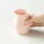 Sensory Cup in der Hand gehalten.