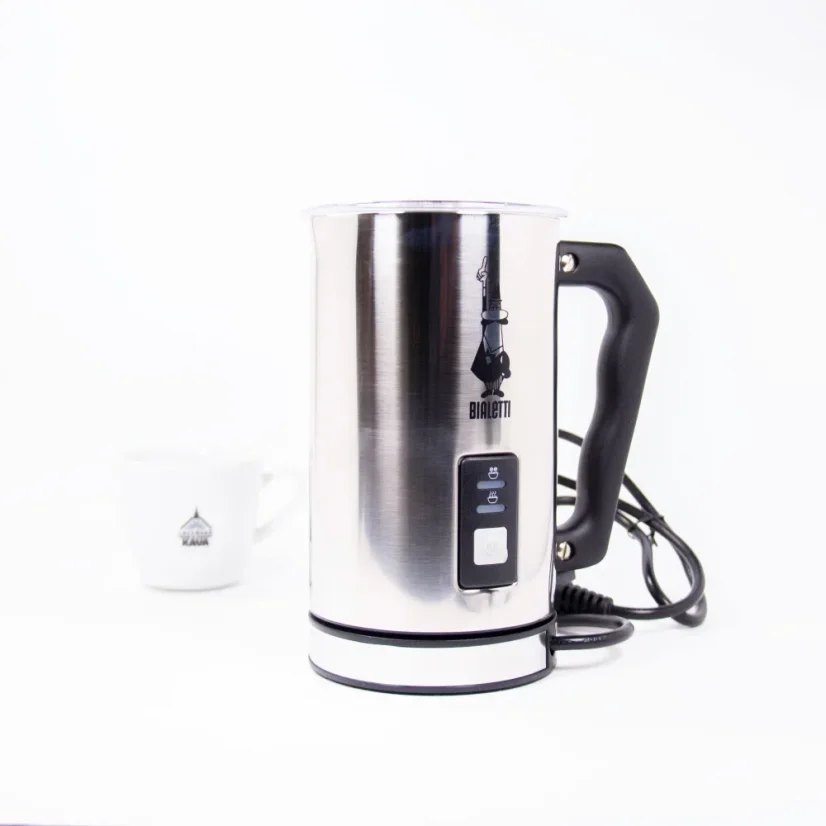 La imagen muestra un espumador de leche eléctrico de marca Bialetti y una taza de café.