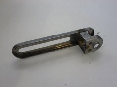 Hebel Assemblée aus engem Metallband mat enger länglecher Bohrung an enger Montagehalterung mat enger Bohrung um enger Säit Hebel Assemblée aus engem Metallband mat enger länglecher Bohrung an enger Montagehalterung mat enger Bohrung um enger Säit
