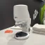 Automatický tamper na kávu Puqpress Mini 58,3 mm v bielej farbe, kompatibilný s kávovarom Rocket Espresso Mozzafiato Cronometro.