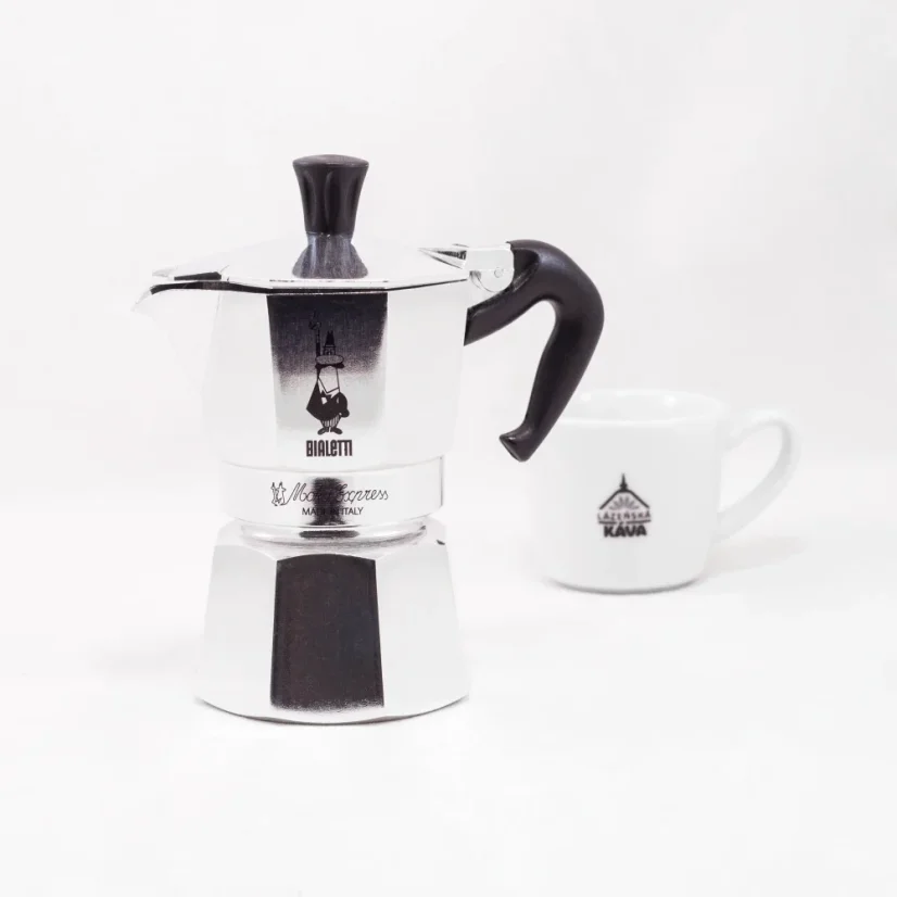 Silberne Bialetti Moka Express Kanne für 2 Tassen auf weißem Hintergrund mit einer Tasse Kaffee.