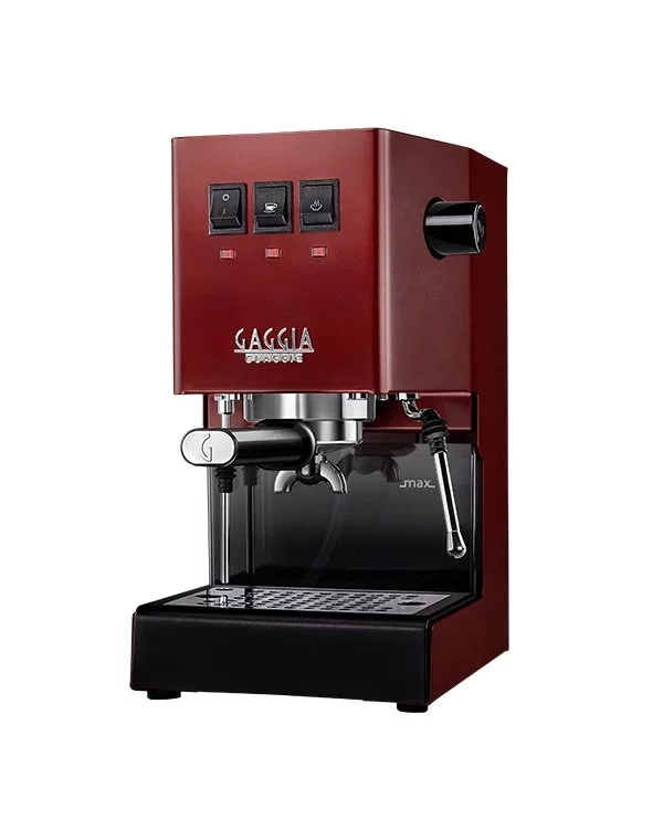 Červený domáci pákový kávovar Gaggia New Classic Color, kompaktný dizajn pre každú kuchyňu.