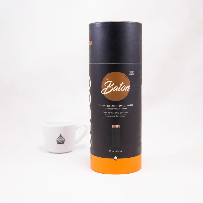 Gobelet isotherme argenté Le Baton 500 ml avec isolation double paroi qui maintient les boissons chaudes plus longtemps.
