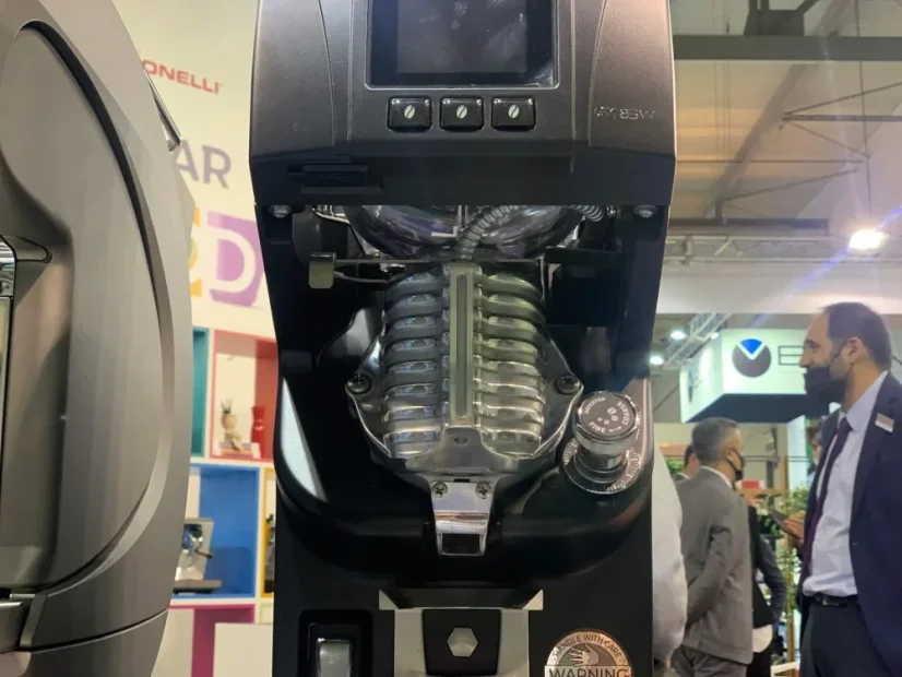 Espresso mlynček na kávu Nuova Simonelli GX85 v čiernej farbe, ideálny na použitie v reštauráciách.