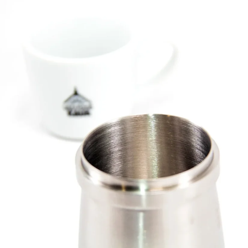 Nierdzewny pojemnik do mielenia kawy marki Acaia DosingCup M z białym kubkiem na białym tle.